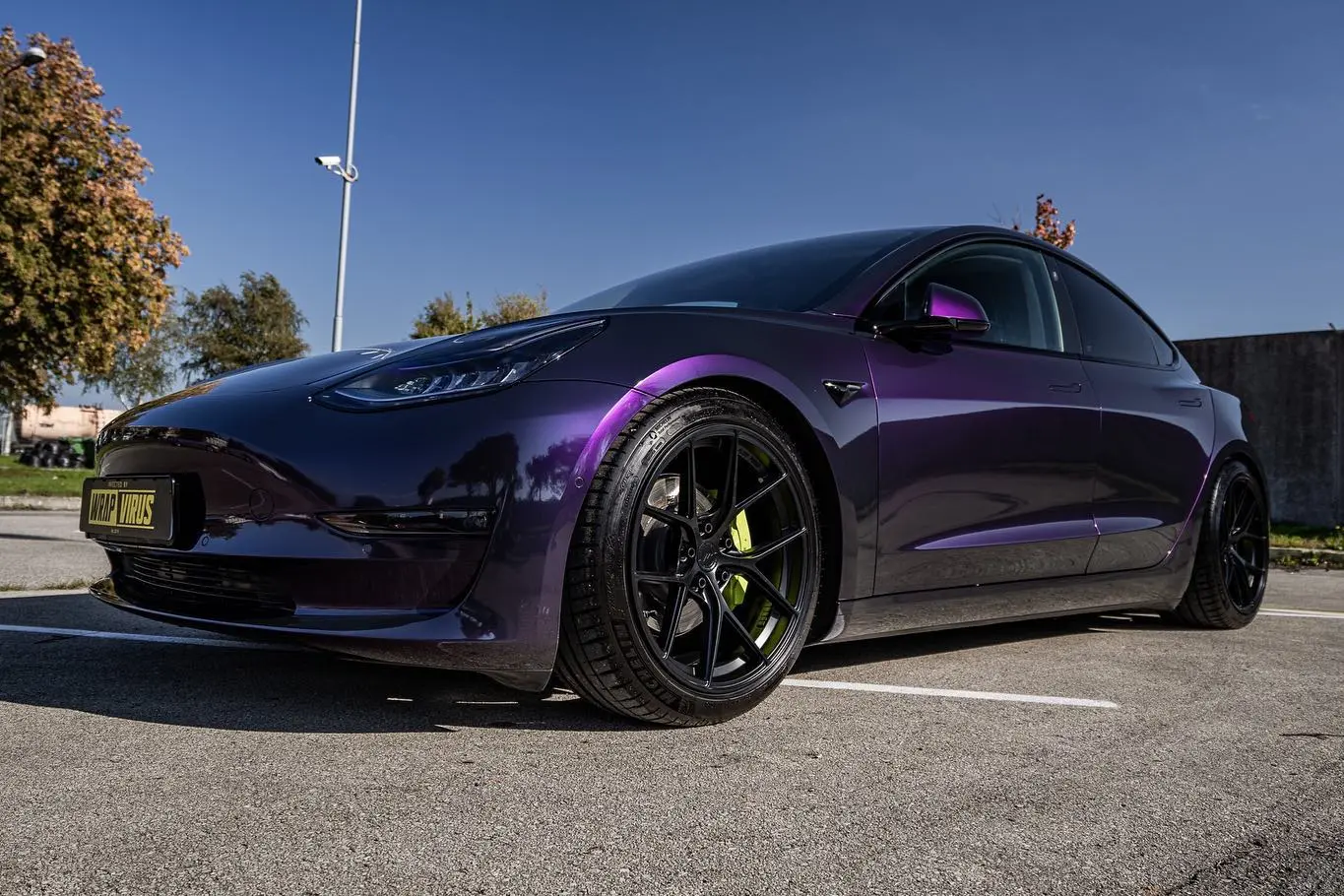 Tesla apklijavimas plėvele